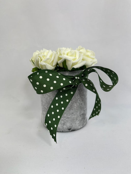 Mini Macetero Decorativo con Rosas Blancas