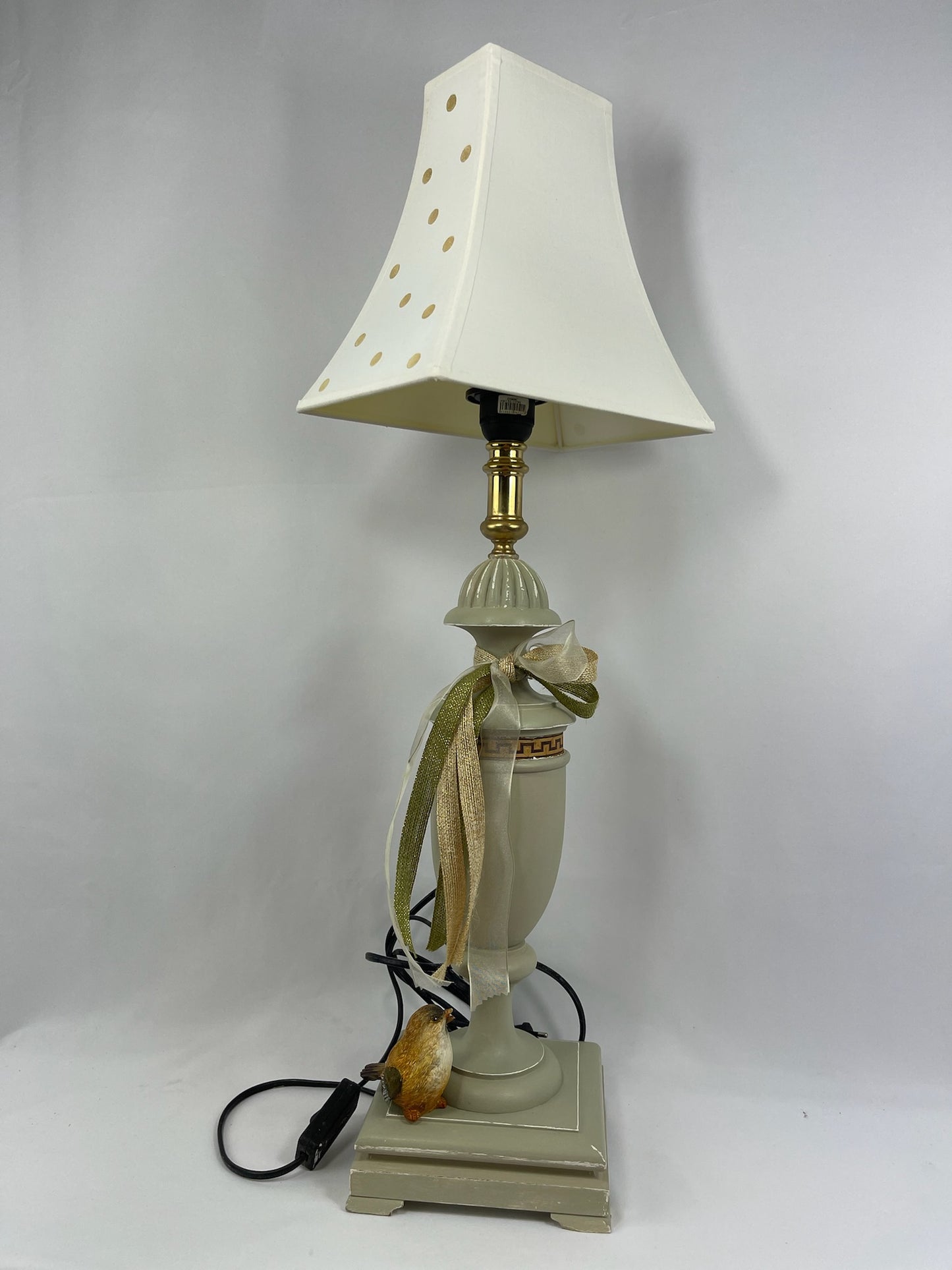 Lámpara Decorativa Clásica con Pajarito y Detalles Dorados