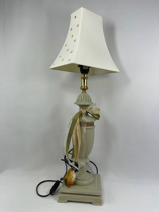 Lámpara Decorativa Clásica con Pajarito y Detalles Dorados